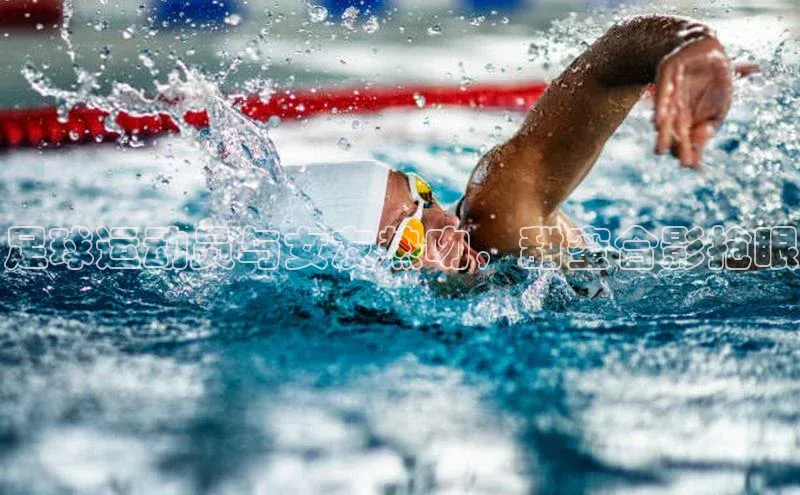 恒盛娱乐官网百度百聘足球运动员与女友热吻，甜蜜合影抢眼